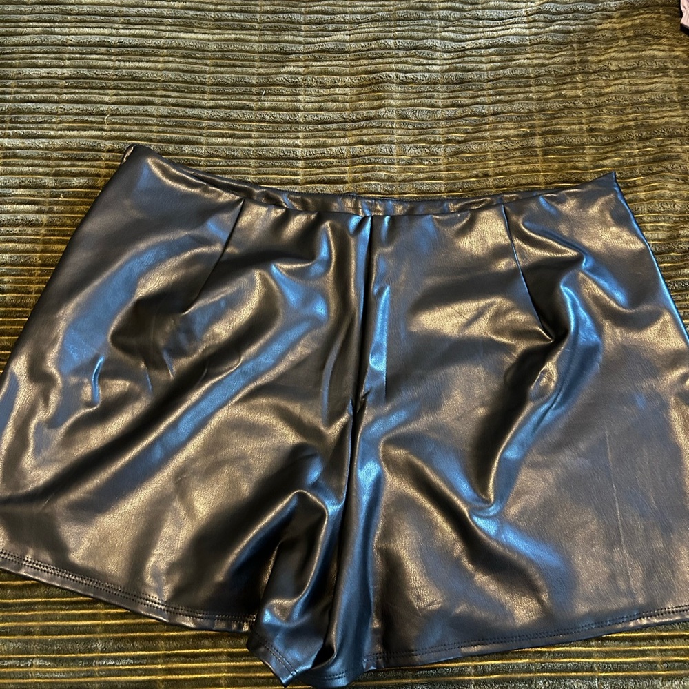 ARULA Black Faux Leather Skort Size 1X - Picture 2 of 5
